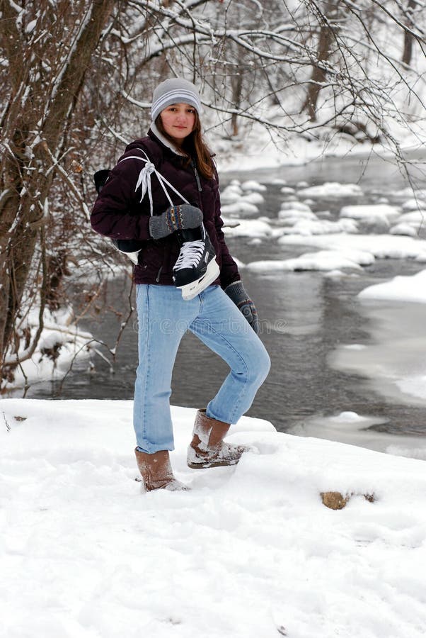 Muchacha adolescente con los patines de hielo fotos de archivo Muchacha adolescente con los patines de hielo fotos de archivo