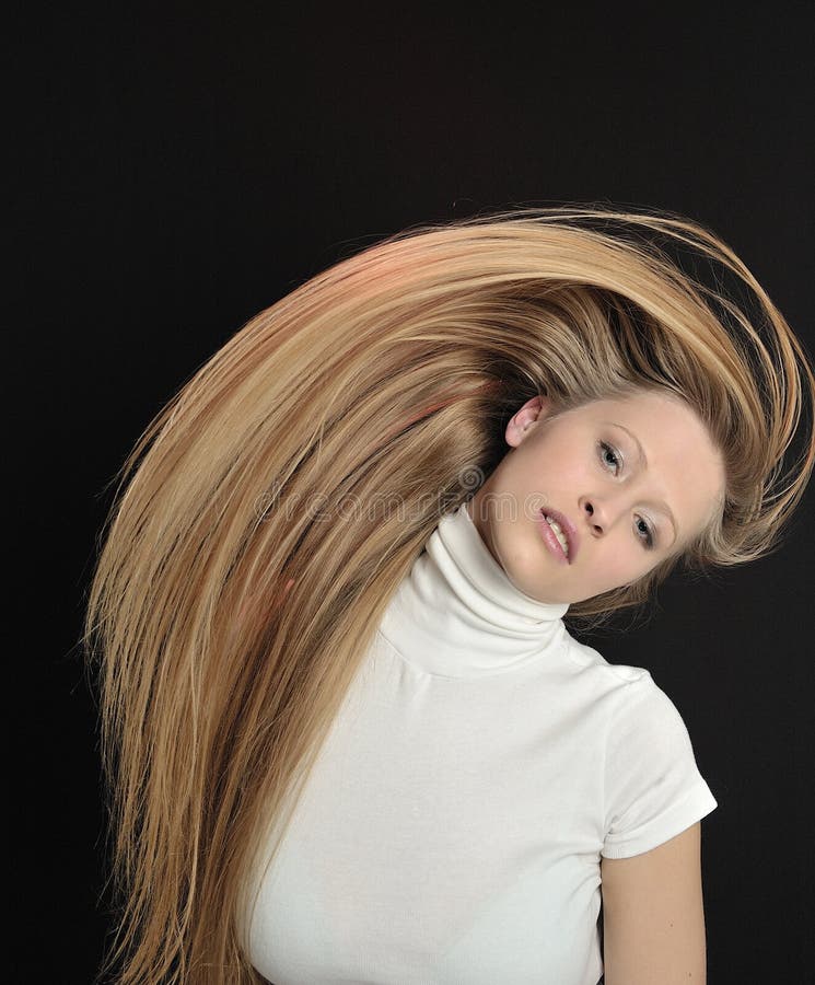 Muchacha adolescente de la edad del pelo largo rubio atractivo foto de archivo Muchacha adolescente de la edad del pelo largo rubio atractivo foto de archivo