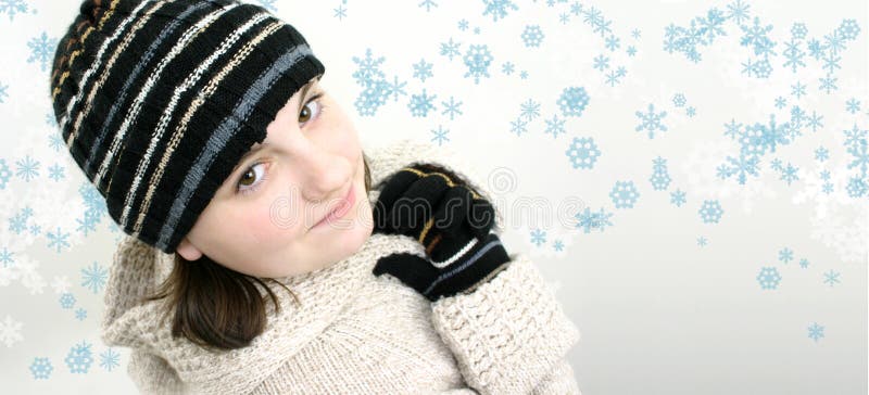 Muchacha adolescente del invierno en fondo del copo de nieve foto de archivo libre de regalías Muchacha adolescente del invierno en fondo del copo de nieve foto de archivo libre de regalías