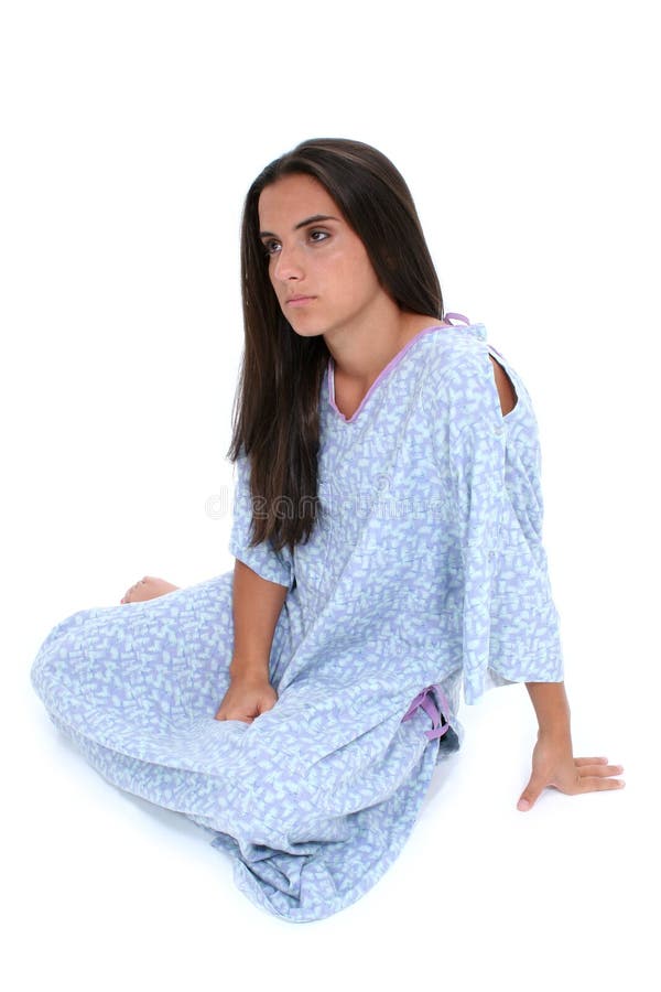 Muchacha adolescente hermosa en el griterío del vestido del hospital fotos de archivo Muchacha adolescente hermosa en el griterío del vestido del hospital fotos de archivo