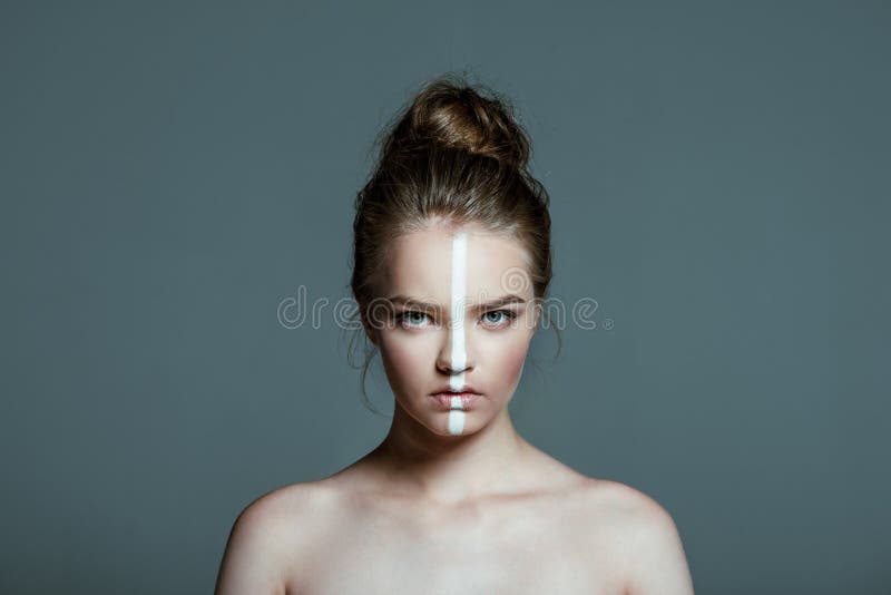 muchacha adolescente hermosa joven con la línea blanca creativa del arte de cuerpo en la cara que mira la cámara, fotos de archivo libres de regalías muchacha adolescente hermosa joven con la línea blanca creativa del arte de cuerpo en la cara que mira la cámara, fotos de archivo libres de regalías