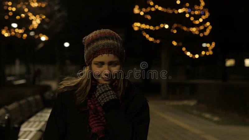 Muchacha adolescente hermosa joven que camina en la noche en la sonrisa de la ciudad 4k UHD