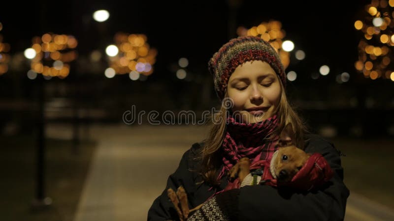 Muchacha adolescente hermosa joven que camina en la noche en la sonrisa de la ciudad 4k UHD