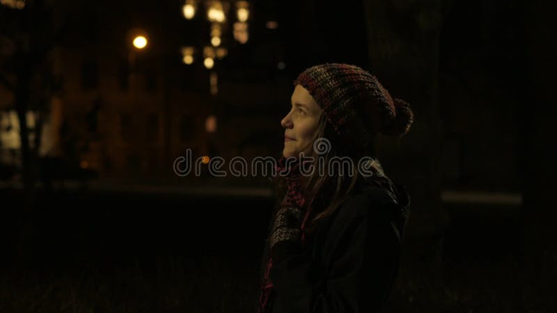 Muchacha adolescente hermosa joven que camina en la noche en la sonrisa de la ciudad 4k UHD