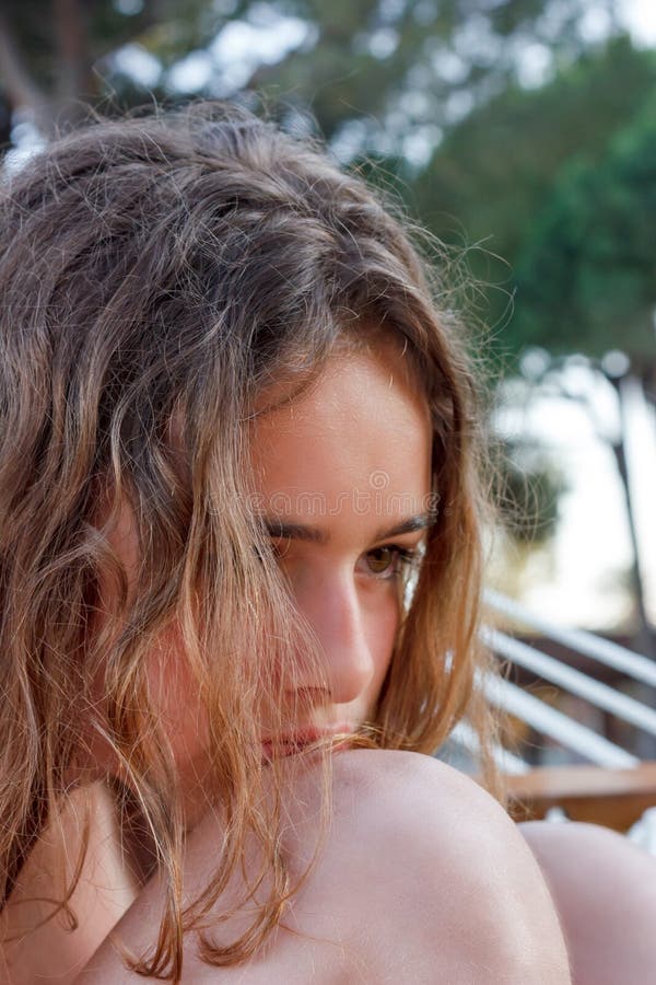 Muchacha adolescente hermosa que piensa en triste y el sueño fotografía de archivo libre de regalías Muchacha adolescente hermosa que piensa en triste y el sueño fotografía de archivo libre de regalías