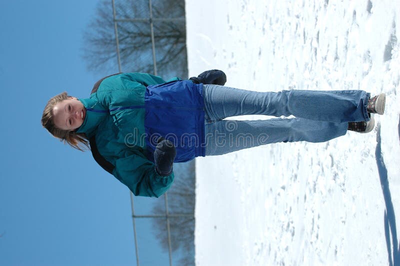 Muchacha adolescente que se ejecuta en nieve fotos de archivo libres de regalías Muchacha adolescente que se ejecuta en nieve fotos de archivo libres de regalías