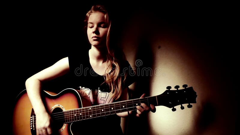 Muchacha adolescente que toca la guitarra en casa almacen de video