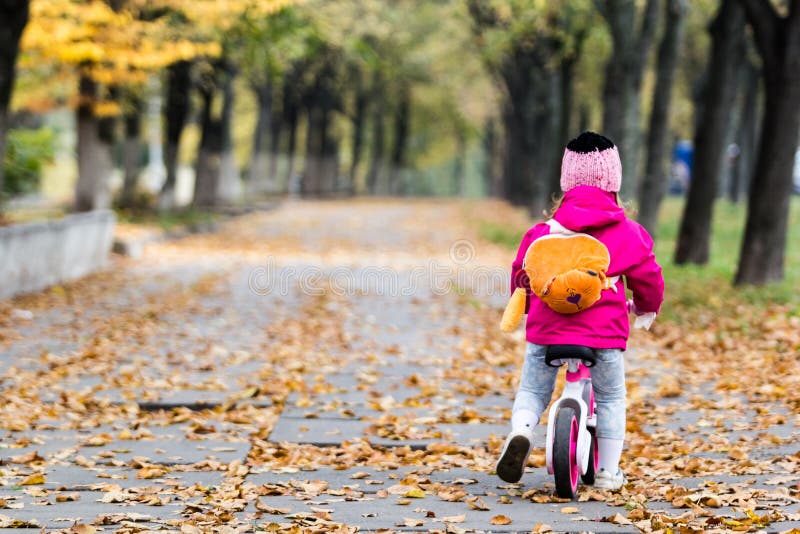 Muchacha adorable que monta una bici imágenes de archivo libres de regalías Muchacha adorable que monta una bici imágenes de archivo libres de regalías