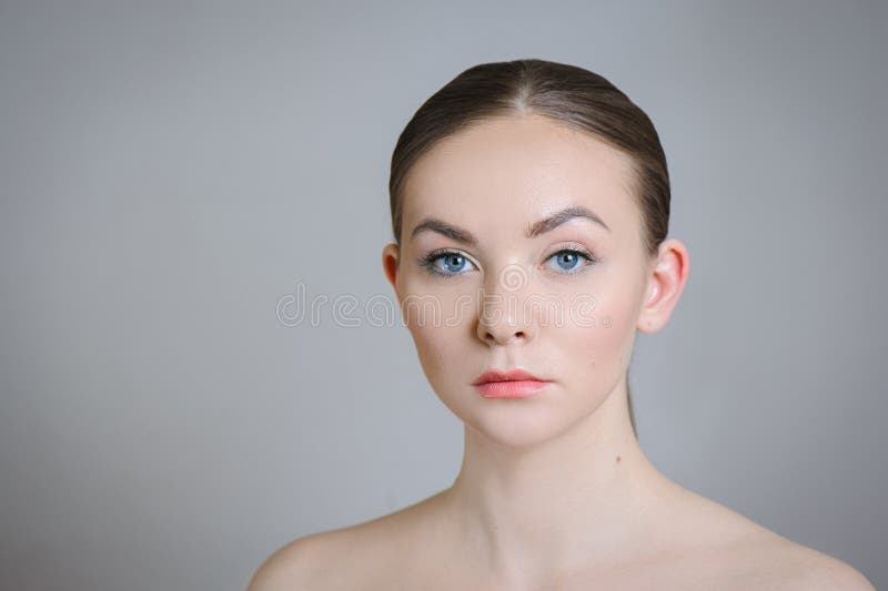 Muchacha adulta hermosa que presenta con maquillaje desnudo con la piel limpia y cuidar su piel fotos de archivo libres de regalías Muchacha adulta hermosa que presenta con maquillaje desnudo con la piel limpia y cuidar su piel fotos de archivo libres de regalías