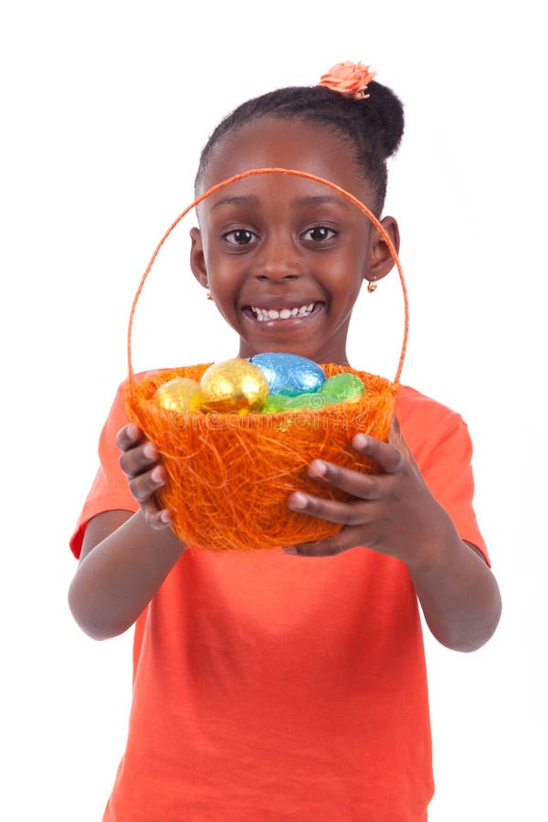 Muchacha africana que sostiene el huevo del éster del chocolate imágenes de archivo libres de regalías Muchacha africana que sostiene el huevo del éster del chocolate imágenes de archivo libres de regalías