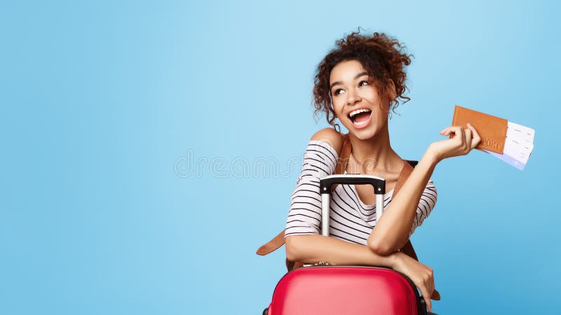 Muchacha afro extática que celebra boletos y que mira a un lado fotografía de archivo Muchacha afro extática que celebra boletos y que mira a un lado fotografía de archivo