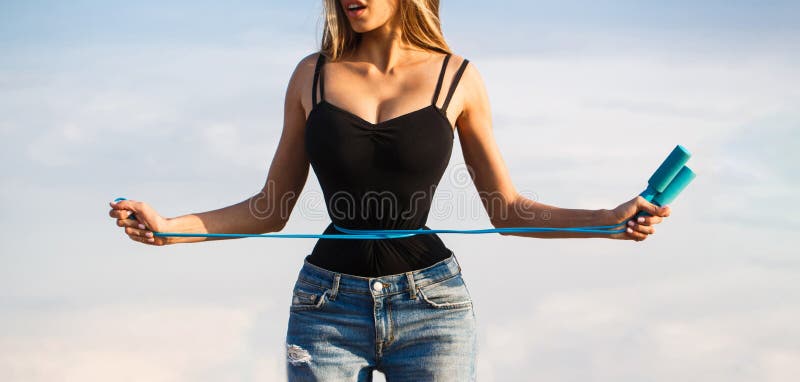 Muchacha apta de la aptitud que mide su cintura con la cinta de la medida Mujer delgada atlética que mide su cintura por la cinta