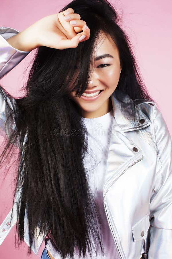 Muchacha asiática del inconformista bastante elegante de los jóvenes que presenta emocional aislado en la sonrisa fresca sonrient imagen de archivo Muchacha asiática del inconformista bastante elegante de los jóvenes que presenta emocional aislado en la sonrisa fresca sonrient imagen de archivo