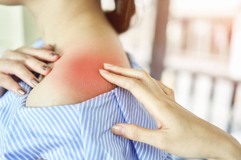 Muchacha asiática en captura azul de la ropa informal que lleva a hombros, debido al dolor del trabajo duro O algo golpeó el homb foto de archivo libre de regalías Muchacha asiática en captura azul de la ropa informal que lleva a hombros, debido al dolor del trabajo duro O algo golpeó el homb foto de archivo libre de regalías