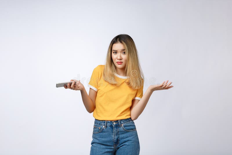 Muchacha asiática infeliz en el teléfono, teléfono que habla de la mujer asiática enojada con su novio, aislado en el fondo blanc imágenes de archivo libres de regalías Muchacha asiática infeliz en el teléfono, teléfono que habla de la mujer asiática enojada con su novio, aislado en el fondo blanc imágenes de archivo libres de regalías