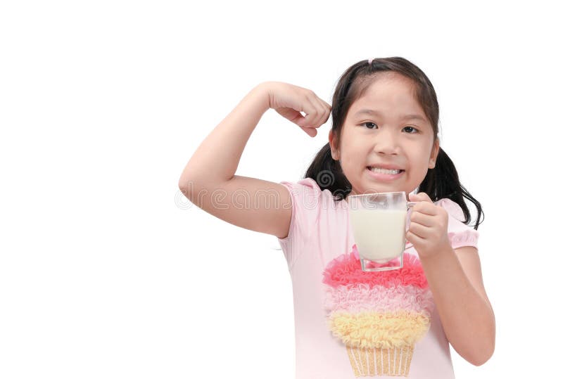 Muchacha asiática linda que bebe la leche fresca aislada imagen de archivo Muchacha asiática linda que bebe la leche fresca aislada imagen de archivo