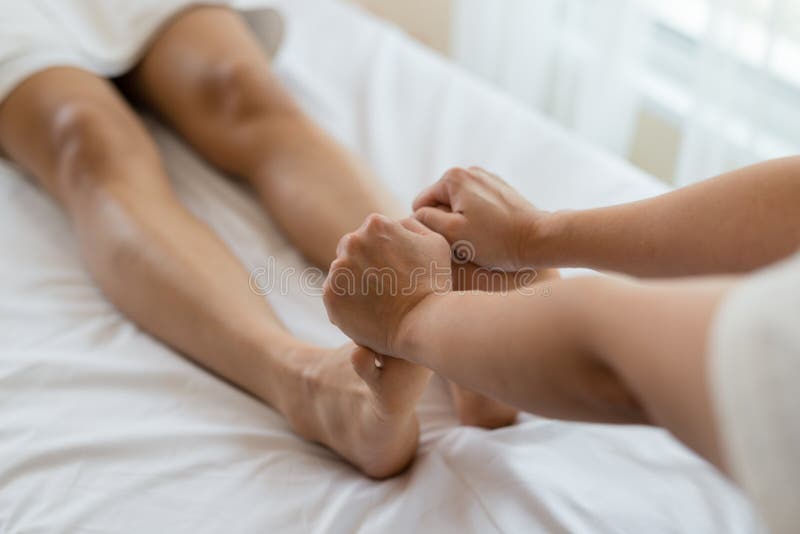 Muchacha asiática que se relaja teniendo masaje en un salón del balneario, cierre de los pies para arriba fotos de archivo Muchacha asiática que se relaja teniendo masaje en un salón del balneario, cierre de los pies para arriba fotos de archivo