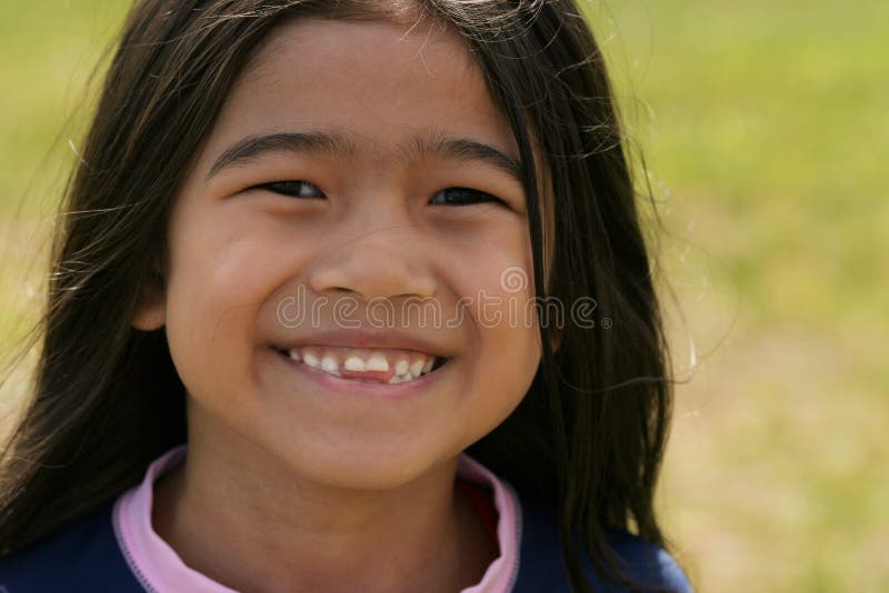Muchacha asiática sonriente con sonrisa dentuda
