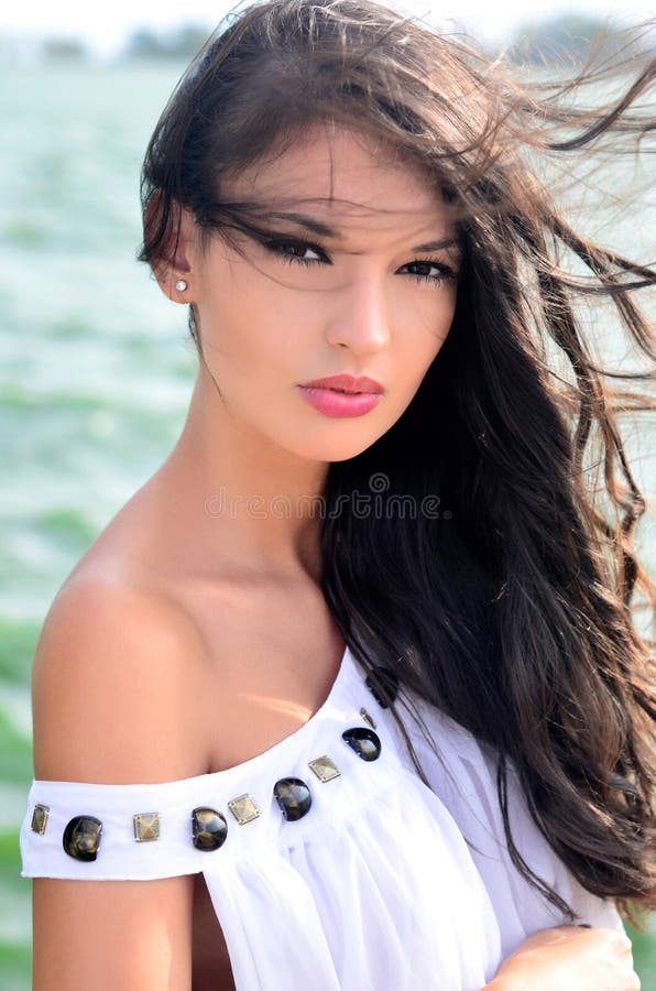 Chica con el pelo al viento fotos de archivo libres de regalías