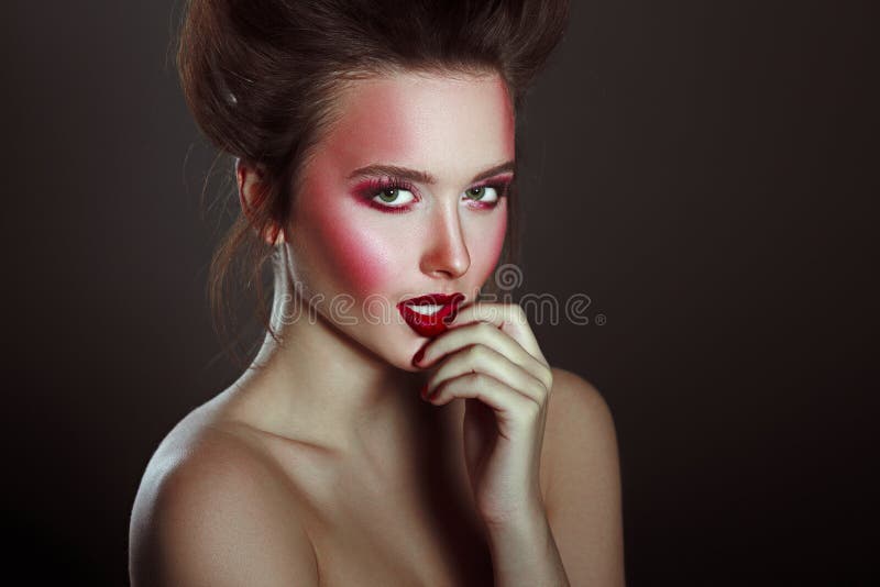 Muchacha atractiva de la belleza con los labios y los clavos rojos Provocativo componga fotografía de archivo libre de regalías Muchacha atractiva de la belleza con los labios y los clavos rojos Provocativo componga fotografía de archivo libre de regalías
