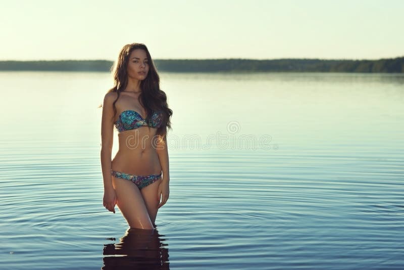 Muchacha atractiva del bikiní imágenes de archivo libres de regalías Muchacha atractiva del bikiní imágenes de archivo libres de regalías