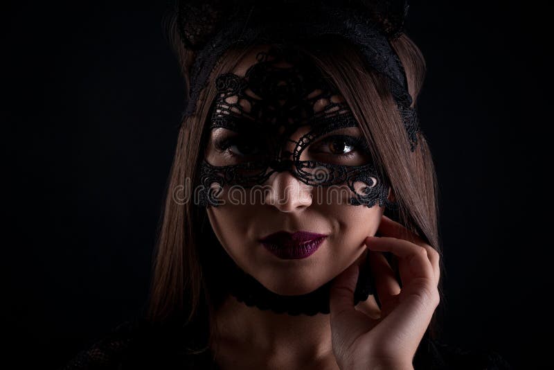 Muchacha atractiva del encanto en mono, ropa interior que lleva femenina y zapatos fotografía de archivo Muchacha atractiva del encanto en mono, ropa interior que lleva femenina y zapatos fotografía de archivo