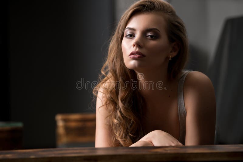 Muchacha atractiva en el retrato del estudio del sofá imagenes de archivo Muchacha atractiva en el retrato del estudio del sofá imagenes de archivo