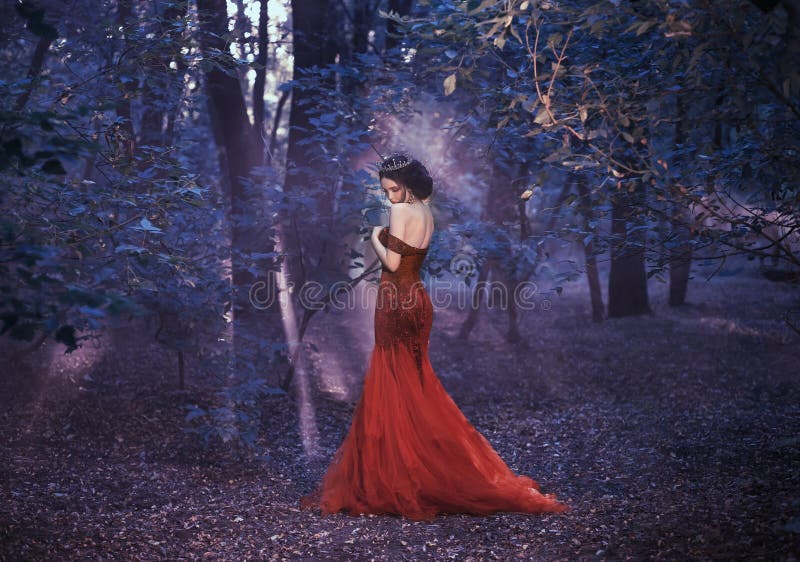 Muchacha atractiva en un vestido rojo
