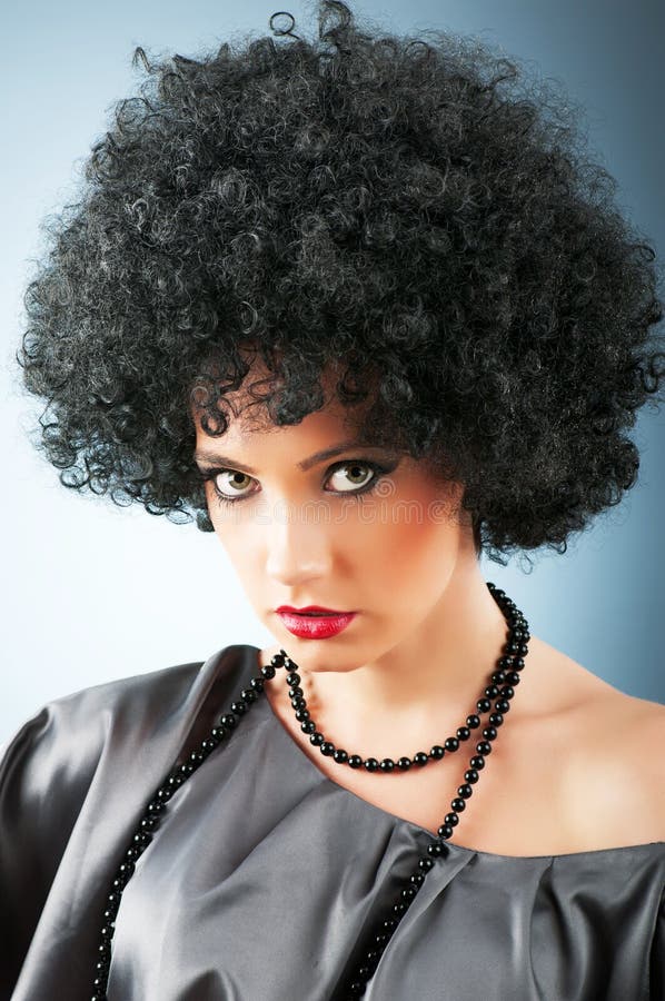Muchacha Atractiva Joven Con Corte De Pelo Afro Imagen de archivo - Imagen  de belleza, sombra: 17881583