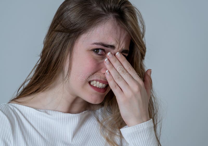 Muchacha atractiva joven del adolescente que parece asustada, asustada y chocada Expresiones y emociones humanas imagen de archivo libre de regalías Muchacha atractiva joven del adolescente que parece asustada, asustada y chocada Expresiones y emociones humanas imagen de archivo libre de regalías