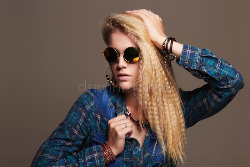 Muchacha atractiva rubia del inconformista en gafas de sol Mujer joven hermosa fotografía de archivo Muchacha atractiva rubia del inconformista en gafas de sol Mujer joven hermosa fotografía de archivo