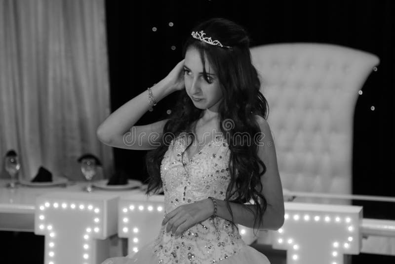 Muchacha bastante adolescente del cumpleaños del quinceanera que celebra en el partido del rosa del vestido de la princesa, celeb fotos de archivo libres de regalías Muchacha bastante adolescente del cumpleaños del quinceanera que celebra en el partido del rosa del vestido de la princesa, celeb fotos de archivo libres de regalías