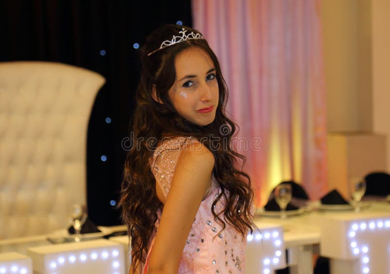 Muchacha bastante adolescente del cumpleaños del quinceanera que celebra en el partido del rosa del vestido de la princesa, celeb imagen de archivo libre de regalías Muchacha bastante adolescente del cumpleaños del quinceanera que celebra en el partido del rosa del vestido de la princesa, celeb imagen de archivo libre de regalías