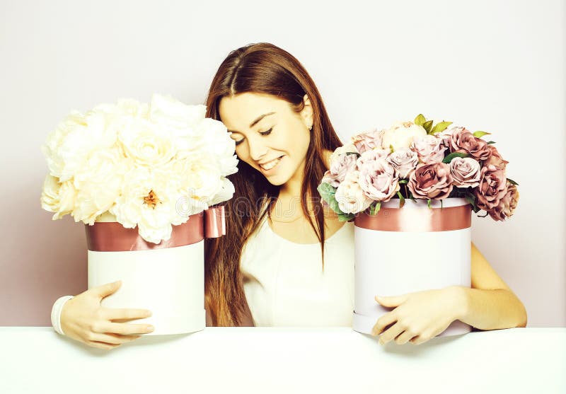 Muchacha bonita con las cajas de la flor fotos de archivo Muchacha bonita con las cajas de la flor fotos de archivo