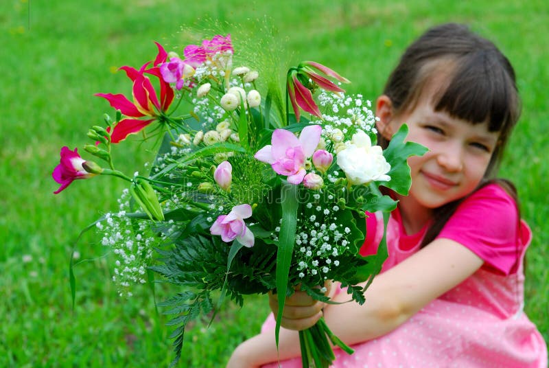 Muchacha bonita con las flores imagen de archivo Muchacha bonita con las flores imagen de archivo