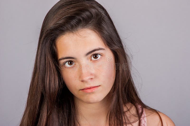 Muchacha bonita que le mira fotografía de archivo libre de regalías Muchacha bonita que le mira fotografía de archivo libre de regalías