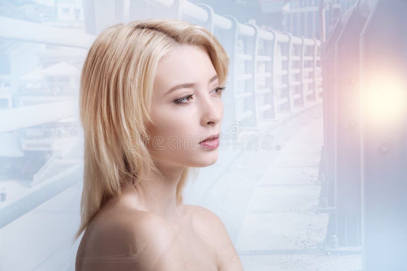 Muchacha bonita que mira la distancia fotografía de archivo libre de regalías Muchacha bonita que mira la distancia fotografía de archivo libre de regalías