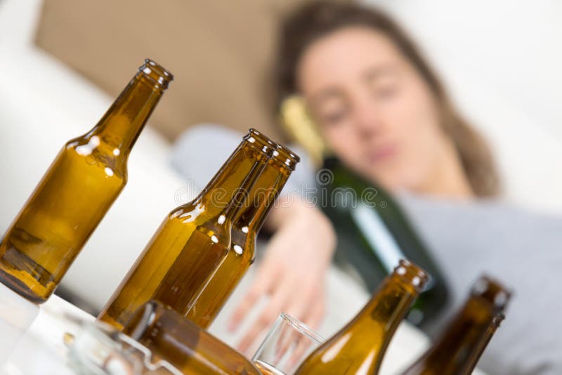 Muchacha borracha que sostiene el alcohol de la botella imagen de archivo Muchacha borracha que sostiene el alcohol de la botella imagen de archivo