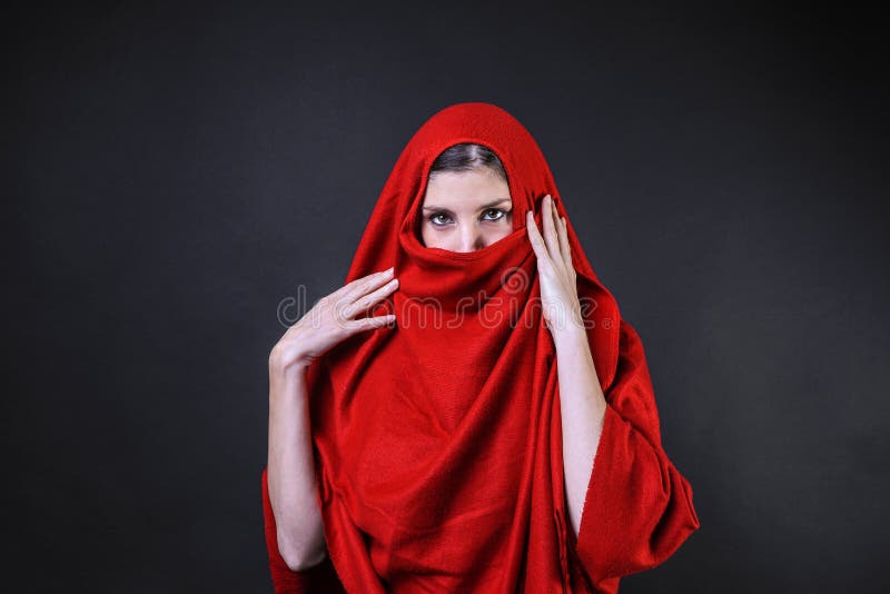 Muchacha caucásica cubierta en un poncho rojo fotos de archivo libres de regalías Muchacha caucásica cubierta en un poncho rojo fotos de archivo libres de regalías