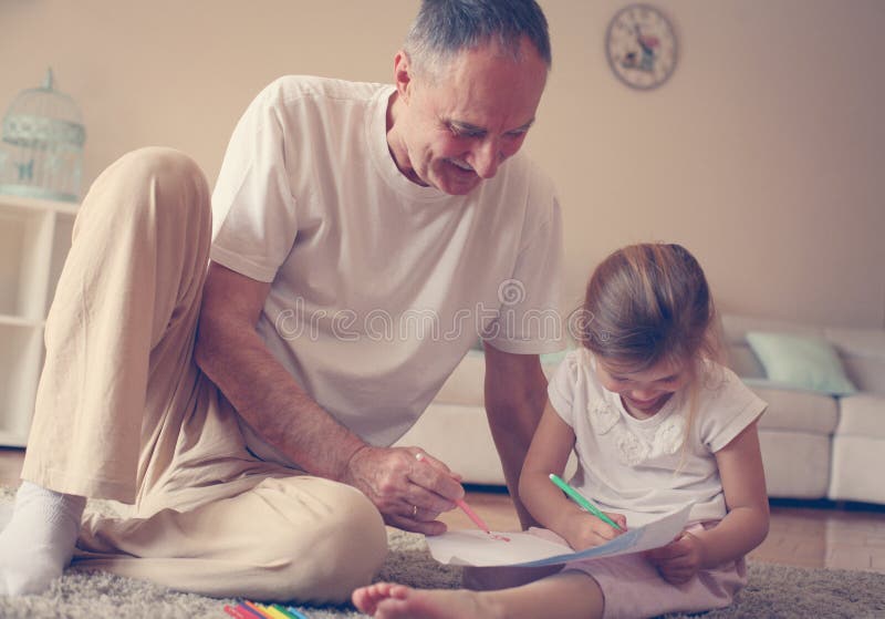 Muchacha caucásica que mira su escritura del bisabuelo fotografía de archivo Muchacha caucásica que mira su escritura del bisabuelo fotografía de archivo