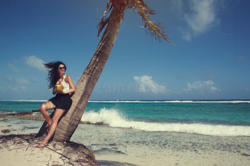 Muchacha colombiana en vacaciones debajo de una palmera foto de archivo Muchacha colombiana en vacaciones debajo de una palmera foto de archivo