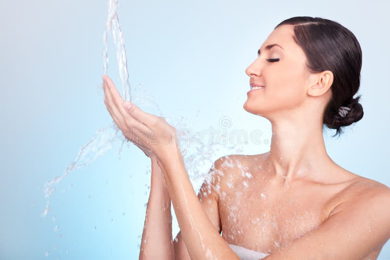 Chica con salpicaduras de agua imagenes de archivo