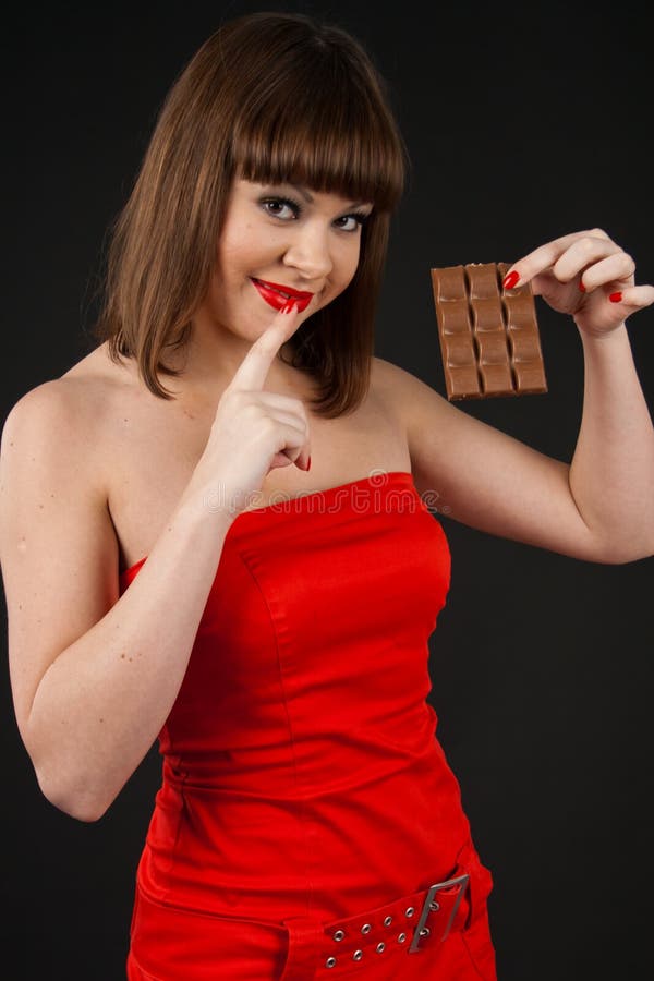 Muchacha con el chocolate fotografía de archivo libre de regalías Muchacha con el chocolate fotografía de archivo libre de regalías