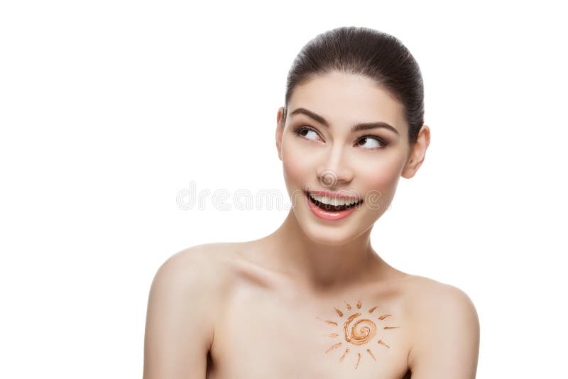 Muchacha con el dibujo poner crema de la forma del sol en pecho fotografía de archivo libre de regalías Muchacha con el dibujo poner crema de la forma del sol en pecho fotografía de archivo libre de regalías