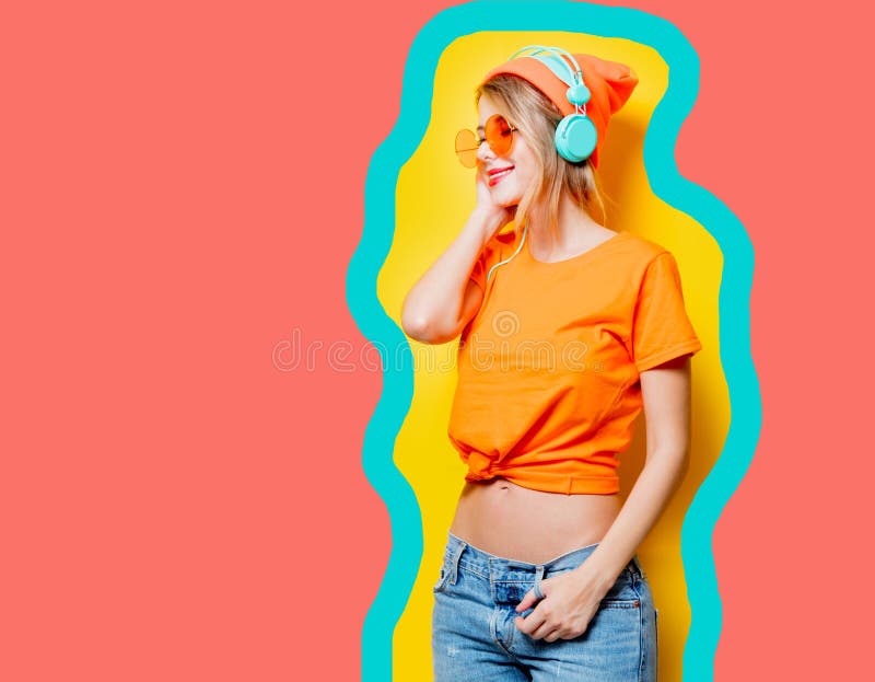 Muchacha con el fondo coralino de vida dibujado auriculares del color imágenes de archivo libres de regalías Muchacha con el fondo coralino de vida dibujado auriculares del color imágenes de archivo libres de regalías