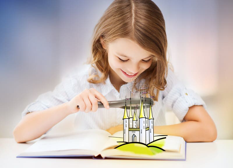 Muchacha con el libro del cuento de hadas de la lectura de la lupa fotografía de archivo libre de regalías
