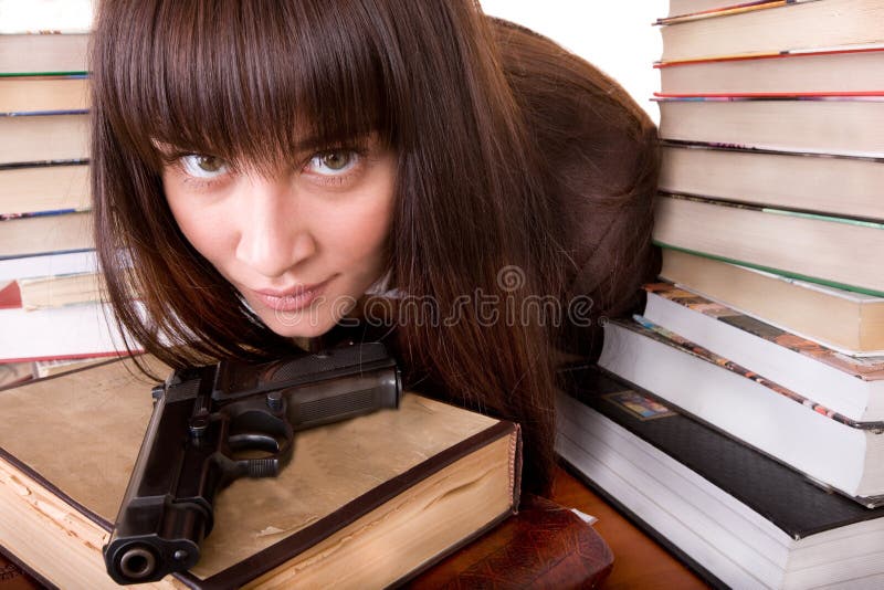 Muchacha con el libro y el arma del montón.