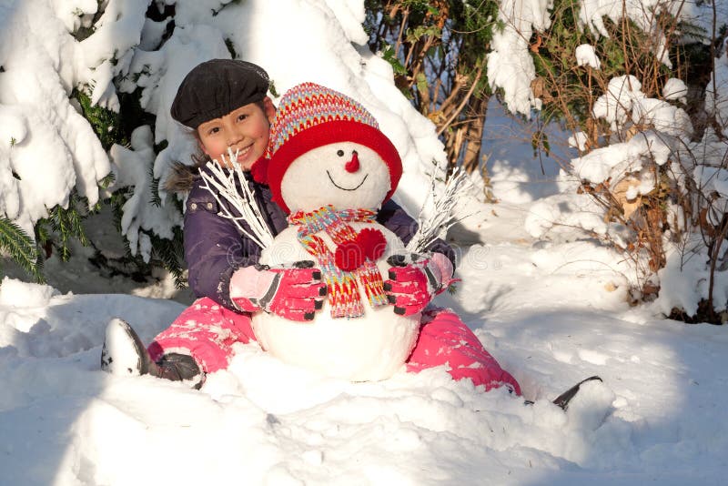 Muchacha con el muñeco de nieve foto de archivo libre de regalías Muchacha con el muñeco de nieve foto de archivo libre de regalías