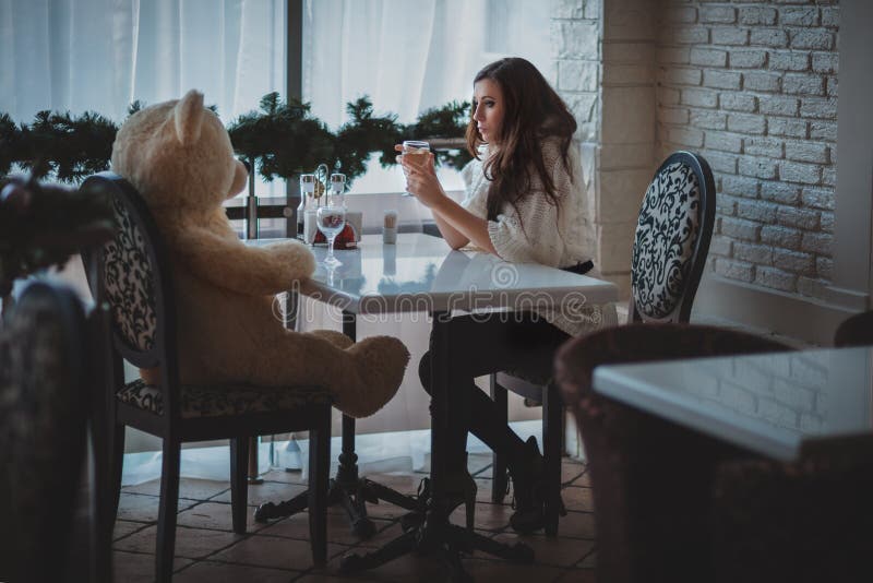 Muchacha con el oso cara a cara foto de archivo libre de regalías Muchacha con el oso cara a cara foto de archivo libre de regalías
