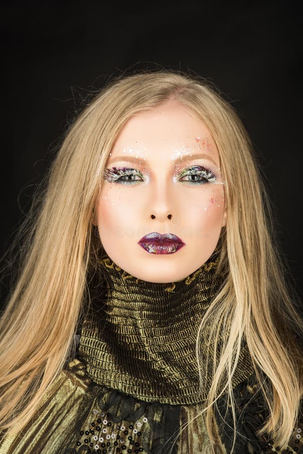 Muchacha con el pelo rubio de la coleta Peluquero y salón de belleza Mujer atractiva con el pelo rubio aislado en negro Modelo de fotos de archivo libres de regalías Muchacha con el pelo rubio de la coleta Peluquero y salón de belleza Mujer atractiva con el pelo rubio aislado en negro Modelo de fotos de archivo libres de regalías